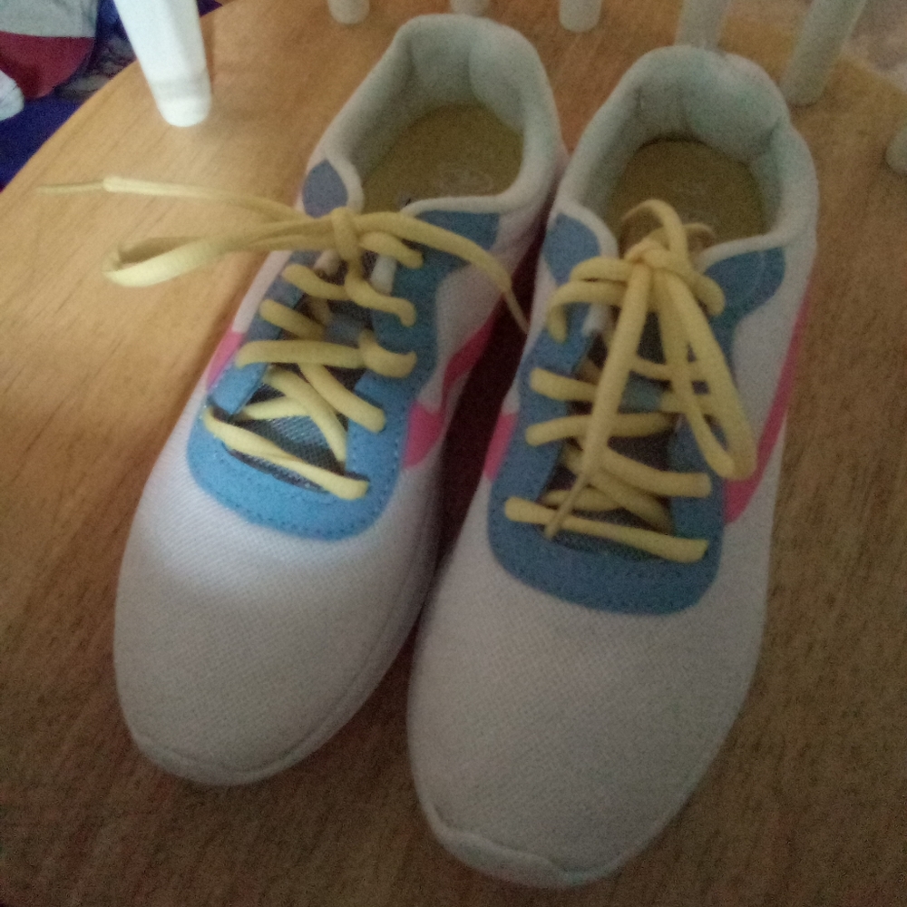 6 1/2W Athletic Works Sneakers